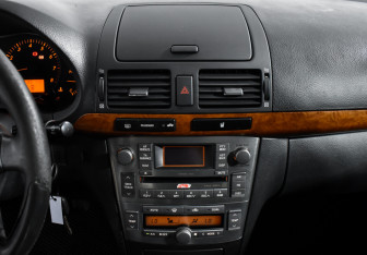 Подержанный автомобиль Toyota Avensis Sedan 2007 года (16 фото)