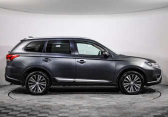 Подержанный автомобиль Mitsubishi Outlander 2018 года (4 фото)