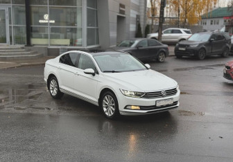 Подержанный автомобиль Volkswagen Passat Sedan 2017 года (3 фото)