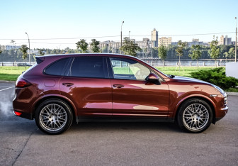 Подержанный автомобиль Porsche Cayenne 2012 года (6 фото)