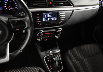 Подержанный автомобиль Kia Rio Sedan 2017 года (16 фото)