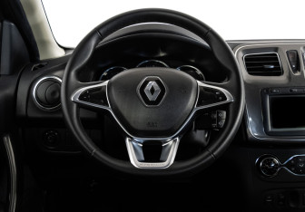 Подержанный автомобиль Renault Sandero 2018 года (11 фото)