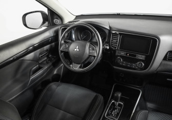 Подержанный автомобиль Mitsubishi Outlander 2019 года (9 фото)