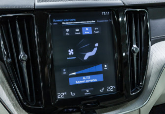 Подержанный автомобиль Volvo XC60 2019 года (19 фото)