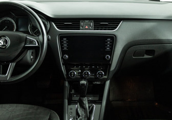 Подержанный автомобиль Skoda Octavia Liftback 2019 года (14 фото)