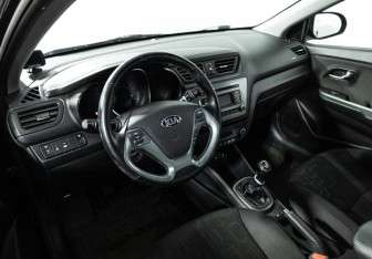 Подержанный автомобиль Kia Rio Sedan 2016 года (11 фото)