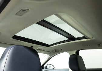 Подержанный автомобиль Hongqi H5 2022 года (15 фото)