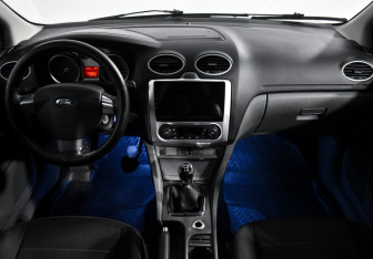 Подержанный автомобиль Ford Focus Hatchback 2010 года (14 фото)