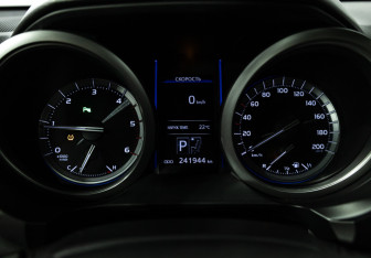 Подержанный автомобиль Toyota Land Cruiser Prado 2015 года (12 фото)