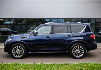 Подержанный автомобиль Infiniti QX80 2017 года (8 фото)