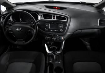 Подержанный автомобиль Kia Ceed Hatchback 2013 года (15 фото)