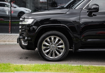 Подержанный автомобиль Toyota Land Cruiser Suv 2021 года (10 фото)