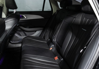 Подержанный автомобиль Hongqi H5 2023 года (10 фото)