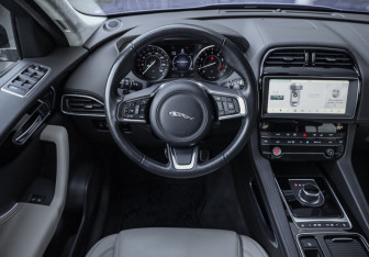 Подержанный автомобиль Jaguar F-Pace 2018 года (14 фото)