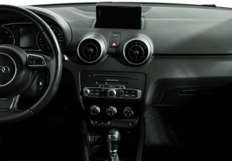 Подержанный автомобиль Audi A1 2015 года (14 фото)
