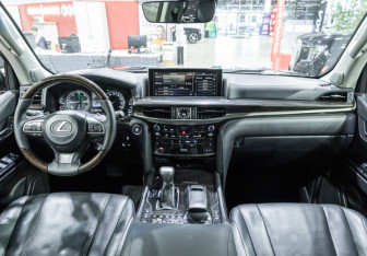 Подержанный автомобиль Lexus LX 2015 года (14 фото)