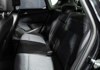 Подержанный автомобиль Opel Astra Hatchback 2013 года (10 фото)