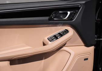 Подержанный автомобиль Porsche Macan 2020 года (27 фото)
