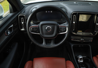 Подержанный автомобиль Volvo XC40 2021 года (12 фото)