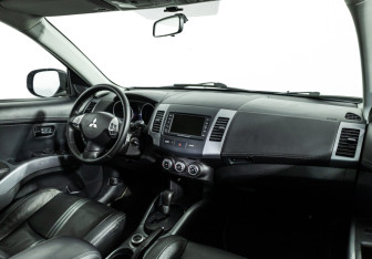 Подержанный автомобиль Mitsubishi Outlander 2012 года (9 фото)
