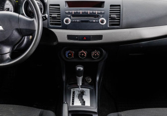 Подержанный автомобиль Mitsubishi Lancer Sedan 2008 года (11 фото)