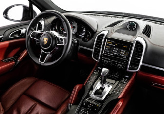 Подержанный автомобиль Porsche Cayenne 2014 года (15 фото)