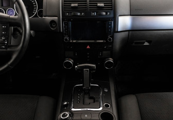 Подержанный автомобиль Volkswagen Touareg 2006 года (13 фото)