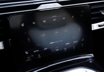 Подержанный автомобиль Hongqi E-HS9 2021 года (20 фото)