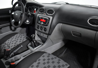 Подержанный автомобиль Ford Focus Sedan 2008 года (14 фото)