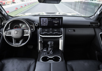 Подержанный автомобиль Toyota Land Cruiser Suv 2022 года (14 фото)