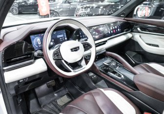 Подержанный автомобиль Geely Monjaro 2023 года (14 фото)