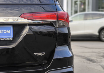 Подержанный автомобиль Toyota Fortuner 2019 года (8 фото)