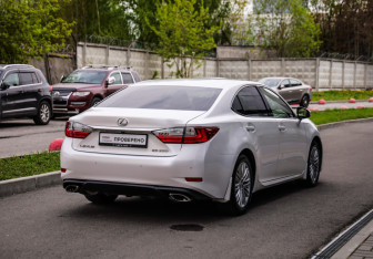 Подержанный автомобиль Lexus ES 2016 года (6 фото)