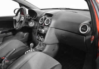 Подержанный автомобиль Opel Corsa 2009 года (12 фото)