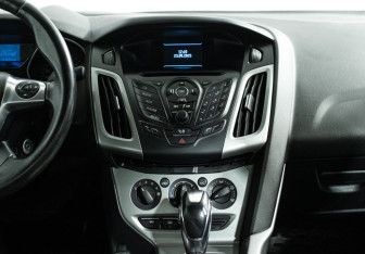 Подержанный автомобиль Ford Focus Sedan 2012 года (14 фото)