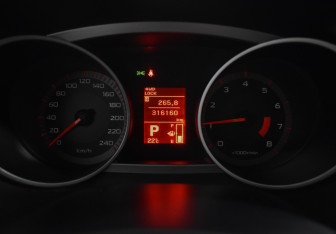 Подержанный автомобиль Peugeot 4007 2008 года (20 фото)