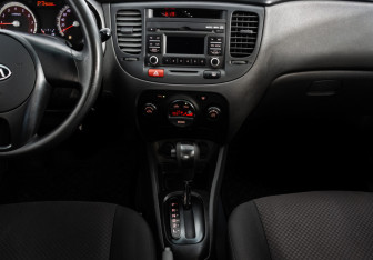Подержанный автомобиль Kia Rio Sedan 2010 года (11 фото)