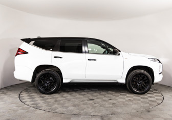 Подержанный автомобиль Mitsubishi Montero Sport 2022 года (5 фото)