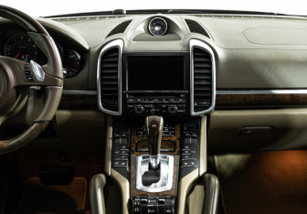 Подержанный автомобиль Porsche Cayenne 2010 года (14 фото)