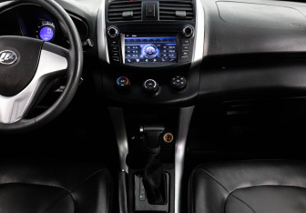 Подержанный автомобиль Lifan X60 2015 года (12 фото)