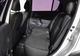 Подержанный автомобиль Renault Sandero 2016 года (11 фото)