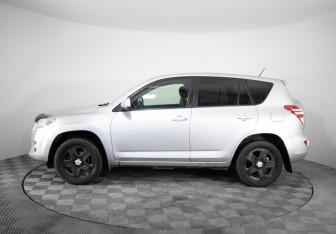 Подержанный автомобиль Toyota RAV4 2010 года (8 фото)