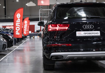 Подержанный автомобиль Audi Q7 2017 года (10 фото)