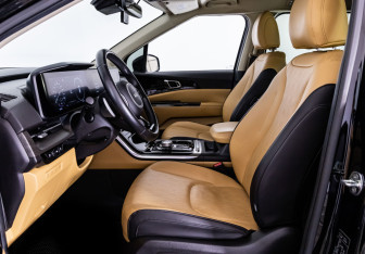 Подержанный автомобиль Kia Carnival 2022 года (24 фото)