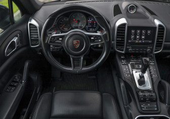 Подержанный автомобиль Porsche Cayenne 2017 года (12 фото)