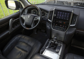 Подержанный автомобиль Toyota Land Cruiser Suv 2016 года (10 фото)
