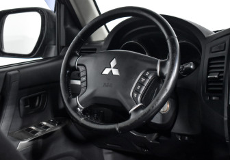 Подержанный автомобиль Mitsubishi Pajero 2013 года (14 фото)