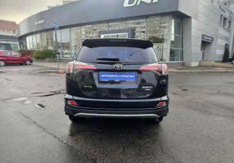 Подержанный автомобиль Toyota RAV4 2017 года (5 фото)