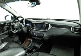 Подержанный автомобиль Kia Sorento 2016 года (9 фото)