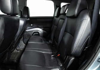 Подержанный автомобиль Mitsubishi Outlander 2007 года (10 фото)